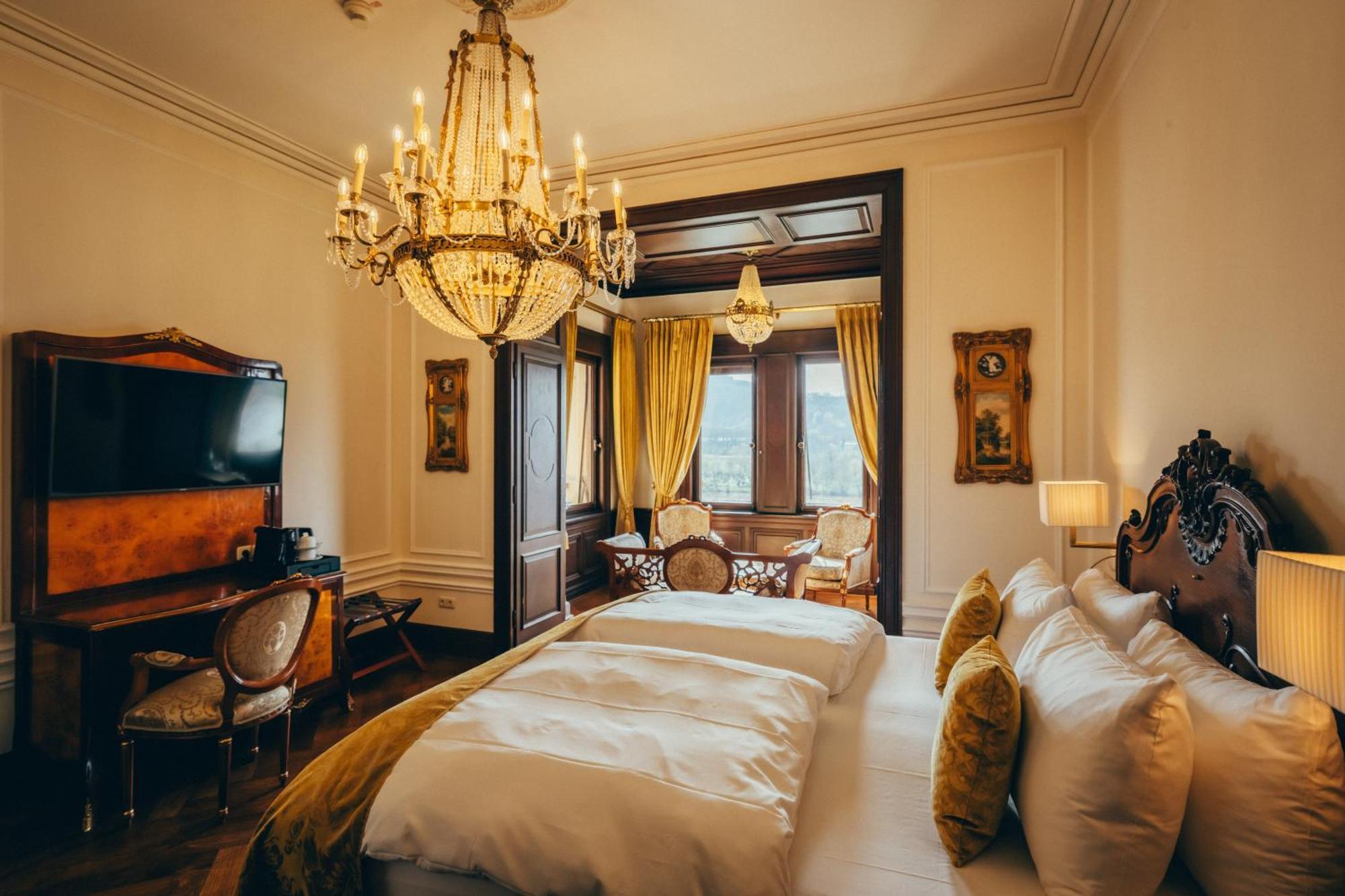 Junior Suite mit 1 Kingsize-Bett und Blick auf die Mosel